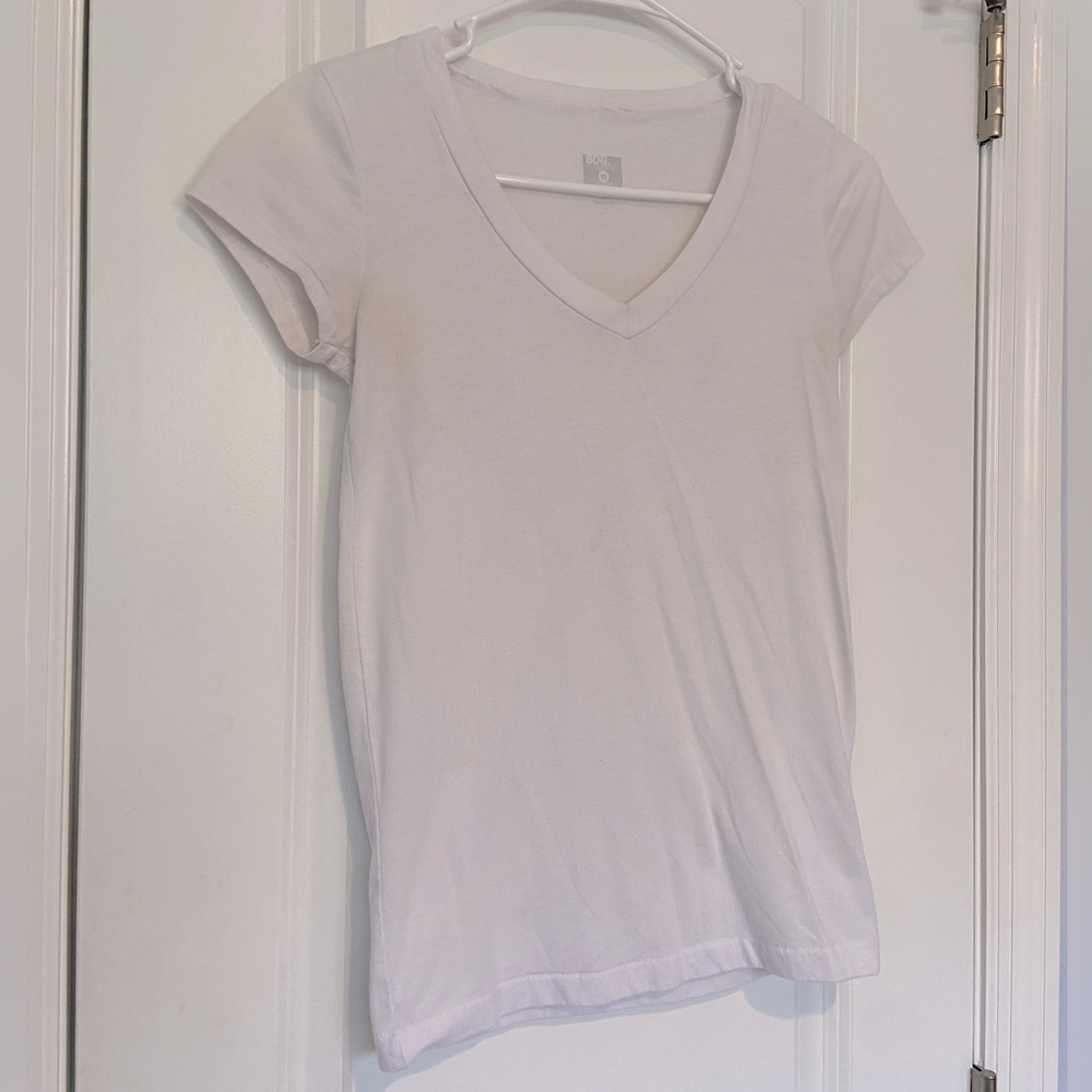 BDG basic, comfy white tee with short sleeves and V-neck. Size XS.